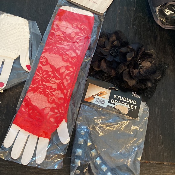 Gloves - Picture 3 of 12